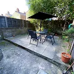4 Bedroom House Parking & Garden Near Central London